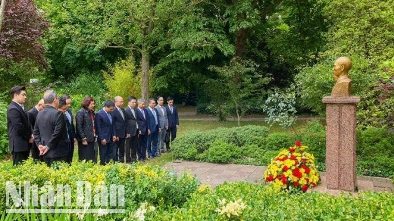 Делегация Министерства финансов возлагает цветы к памятнику Президенту Хо Ши Мину в парке Монтро.