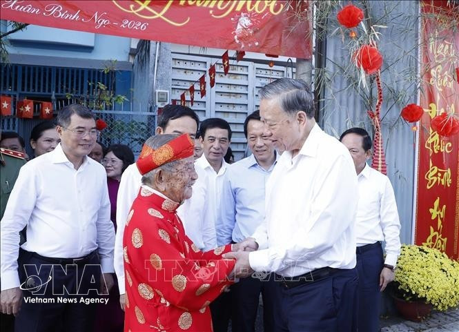 Генсекретарь То Лам посетил и поздравил с Тэтом 106-летнего исследователя Нгуен Динь Ты — автора множества ценных трудов в области истории и культуры. (Фото: ВИА)