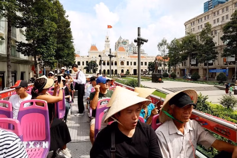 Иностранные туристы осматривают центр Хошимина на двухэтажном автобусе. (Фото: ВИА)