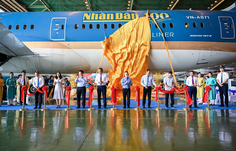 Газета «Нянзан» и авиакомпания Vietnam Airlines представили самолёт с особым логотипом.