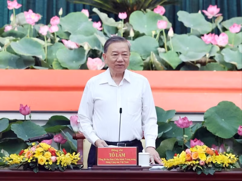 Генеральный секретарь ЦК КПВ То Лам председательствует на заседании. Фото: ВИА