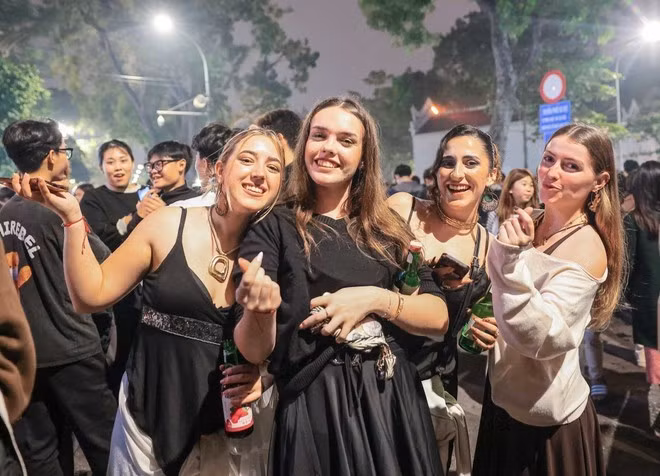 Иностранцы отмечают Новый год в Ханой. (Фото: ВИА)