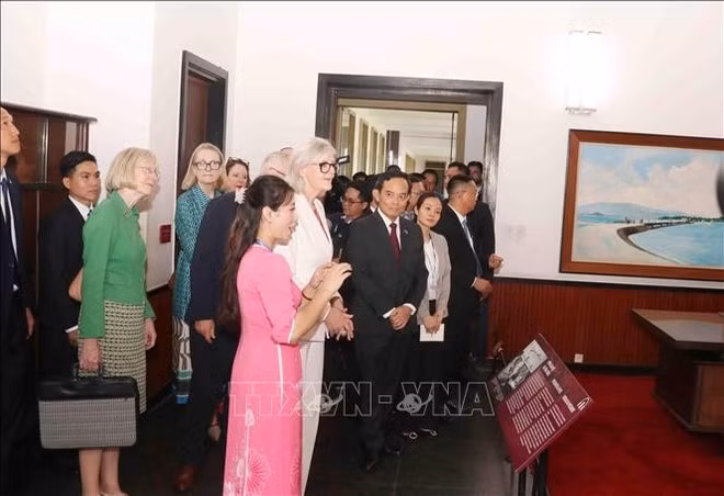 Секретарь Парткома г. Хошимина Чан Лыу Куанг вместе с Генерал-губернатором Австралии Сэм Мостин и её супругом посетили Дворец объединения (Фото: ВИА)