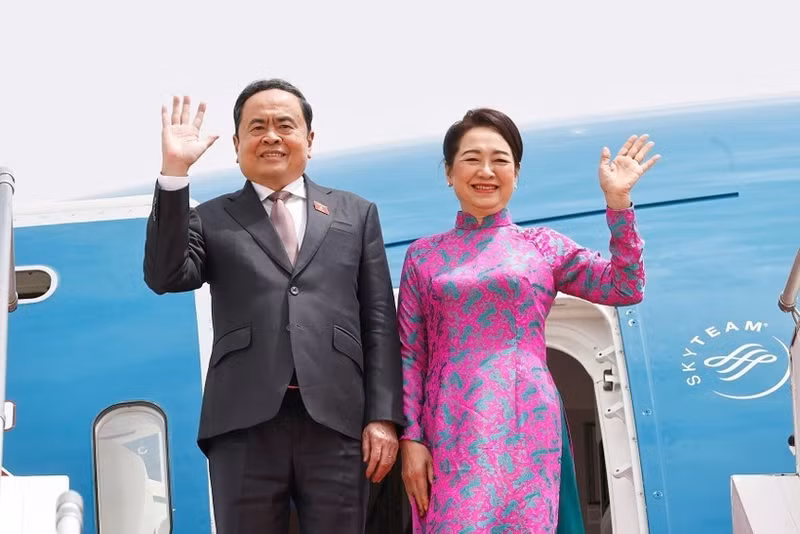 Председатель Национального собрания Чан Тхань Ман и его супруга Нгуен Тхи Тхань Нга покидают Дакар во второй половине дня 24 июля (по местному времени), успешно завершив свой официальный визит в Сенегал. (Фото: ВИA)