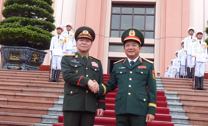 Генерал армии Чинь Ван Кует встречает генерал-лейтенанта Вонгсона Инпанпхима на церемонии встречи.