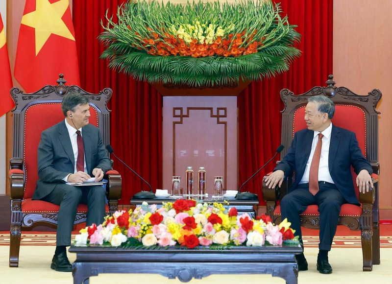 Генсекретарь То Лам принял директора Президентской академии РФ Алексея Комиссарова. (Фото: ВИА)