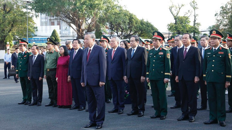 [Фото] Генеральный секретарь ЦК КПВ То Лам возложил цветы в память о павших бойцах 9-го военного округа