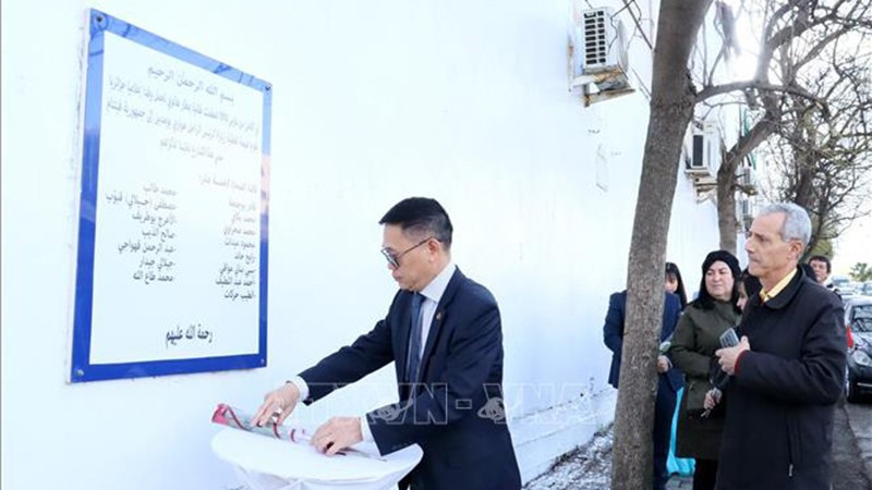 Посол Вьетнама в Алжире Чан Куок Кхань возлагает цветы в память о журналистах, погибших в Шокшоне. (Фото: ВИА)