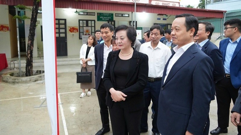Вице-премьер Фам Тхи Тхань Ча и члены рабочей делегации проверяют подготовку к выборам в общине Тханьан провинции Дьенбьен.