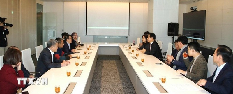 Делегация Союза журналистов Вьетнама проводит рабочую встречу с представителями газеты Hankook Ilbo в штаб-квартире издания. (Фото: ВИА)