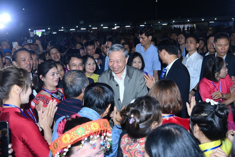 Генеральный секретарь ЦК КПВ То Лам принимает участие в мероприятии. (Фото: Данг Кхоа)