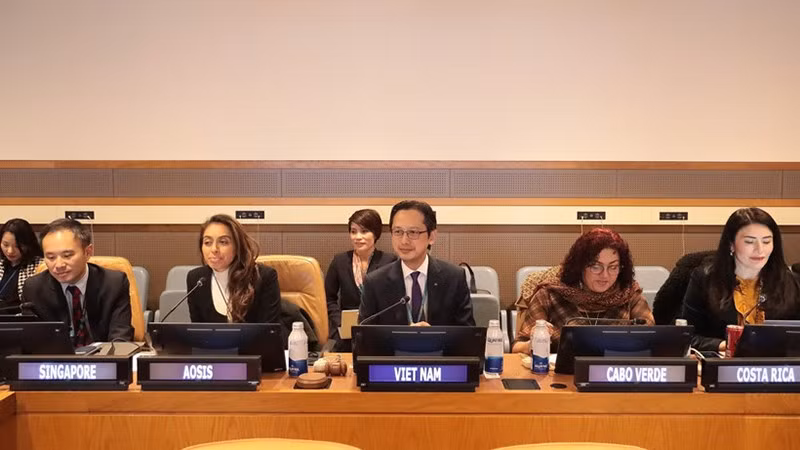 Посол До Хунг Вьет и представители стран-содокладчиков на мероприятии. (Фото: ВИА)