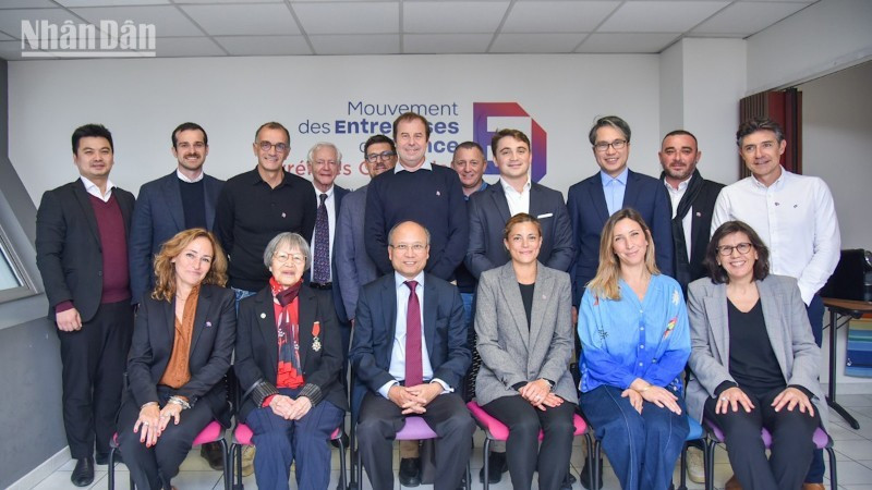 Посол Динь Тоан Тханг подтвердил готовность оказывать поддержку рабочим делегациям и французским предприятиям в продвижении преимуществ и богатого потенциала департамента Восточные Пиренеи. (Фото: Минь Зюи)