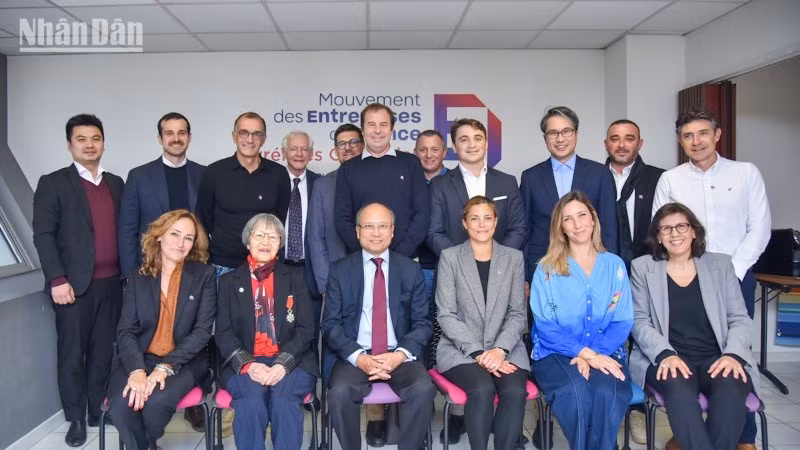 Посол Динь Тоан Тханг подтвердил готовность оказывать поддержку рабочим делегациям и французским предприятиям в продвижении преимуществ и богатого потенциала департамента Восточные Пиренеи. (Фото: Минь Зюи)