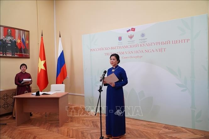 Супруга Генсекретаря ЦК КПВ Нго Фыонг Ли произносит поздравительную речь в адрес нового Центра (Фото: ВИА)