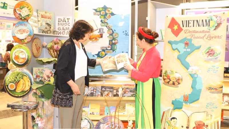 Иностранные посетители узнают о культуре Вьетнама на ярмарке. Фото: ВИА