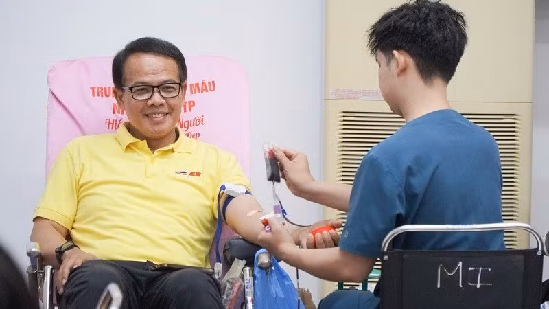 Программа по донорству крови привлекла множество частных лиц и организаций.