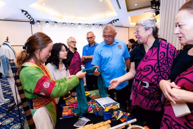 Ванг Тхи Зе представляет Вьетнам на международных форумах, делясь своим путём сохранения нематериального культурного наследия. (Фото: ВИА)