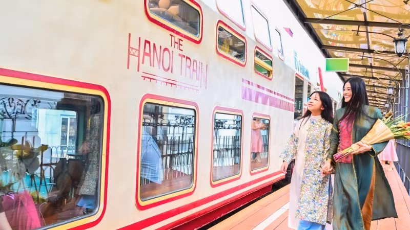 Туристы знакомятся с туристическим продуктом Ханоя — поездом «Пять ворот». (Фото: nhandan.vn)