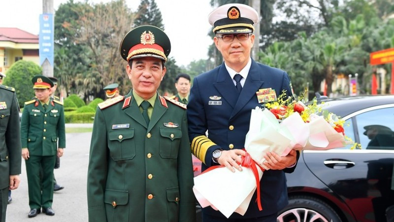 Генерал армии Фан Ван Зянг приветствует генерал-полковника Дун Цзюня во время посещения 113-й бригады спецназа. (Фото: QDND.VN)