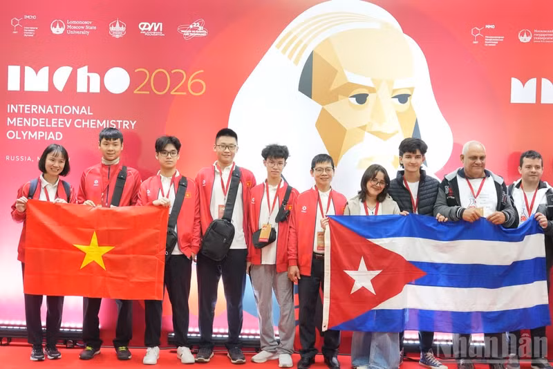 Сборная Вьетнама фотографируется с участниками из Кубы на церемонии открытия олимпиады. (Фото: Суан Хынг)