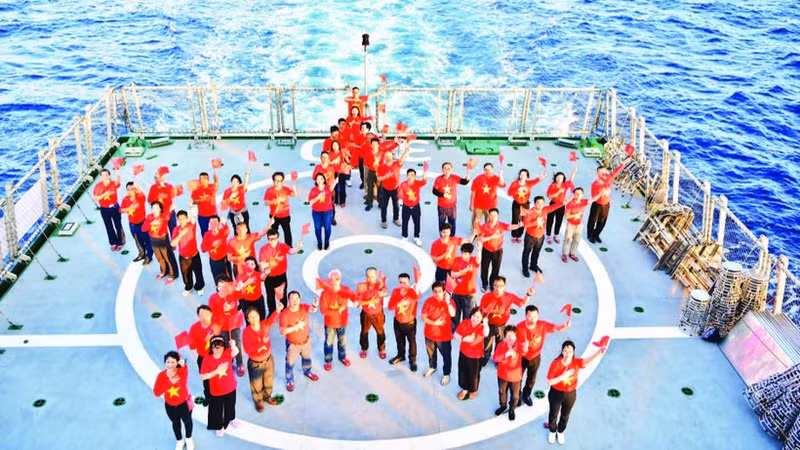 Делегация соотечественников, проживающих за рубежом, посещает военнослужащих и жителей островного уезда Чыонгша и морские платформы DK1 в рамках «Рейса великого единства». (Фото: ВИА)