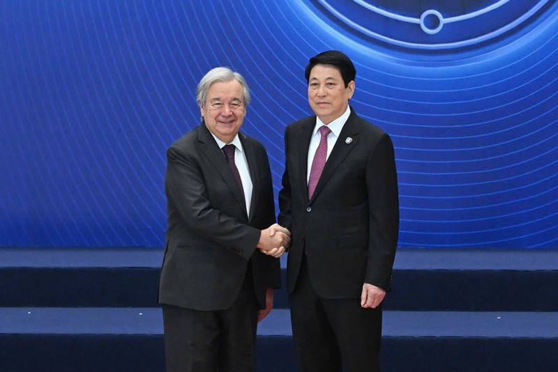 Президент Вьетнама Лыонг Кыонг принимает Генерального секретаря ООН на церемонии открытия подписания Ханойской конвенции. (Фото: Суан Ки – Тхюи Нгуен)