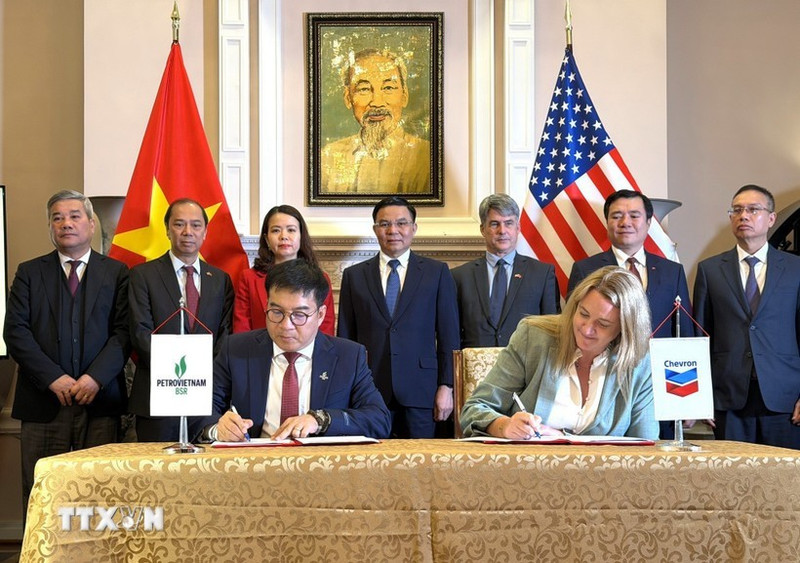 Представители компании "Binh Son Refining and Petrochemical" и энергетического концерна Chevron подписывают Меморандум о взаимопонимании. (Фото: ВИА)