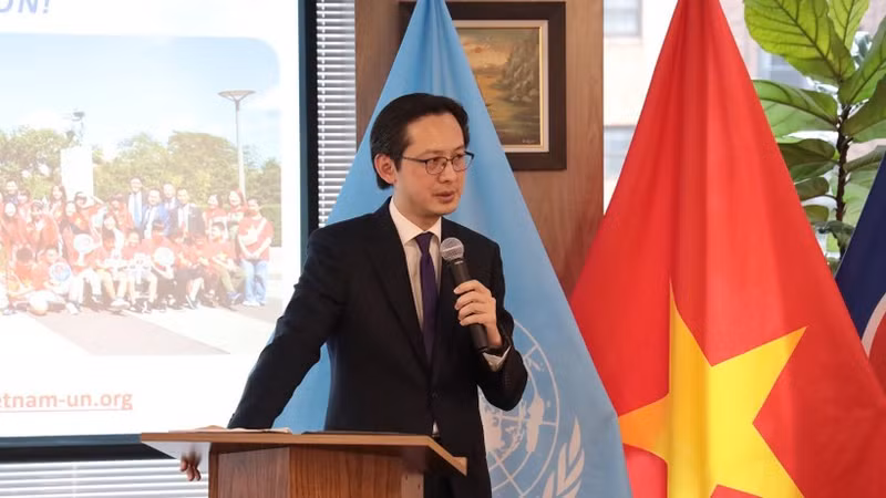Выступление посла До Хунг Вьета на встрече. (Фото: ВИА)