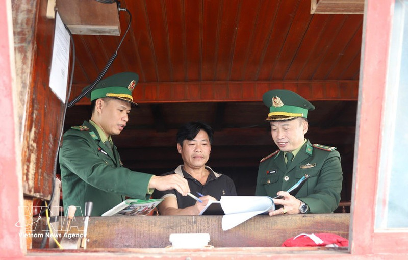 Рыбаки провинции Нгеан подписывают обязательство не заниматься незаконным промыслом рыбных продуктов. (Фото: ВИА)