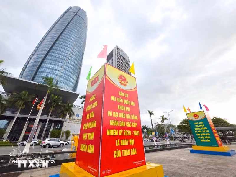 Агитационные панно, посвящённые выборам, торжественно размещены в центральной части города Дананг. (Фото: ВИА)