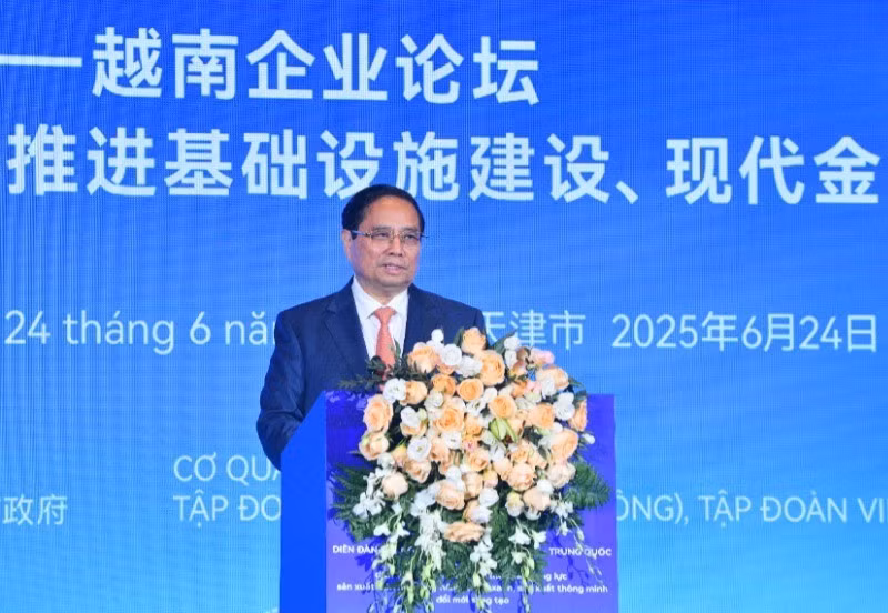 Премьер-министр Фам Минь Тьинь выступает на форуме. Фото: Тхань Зянг