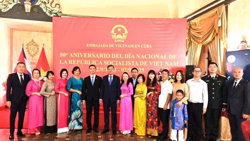 Сотрудники Посольства Вьетнама на Кубе на мероприятии. (Фото: Посольство Вьетнама на Кубе)