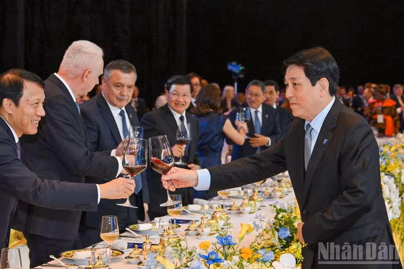 Президент Лыонг Кыонг поздравляет глав делегаций, участвовавших в церемонии подписания Ханойской конвенции.