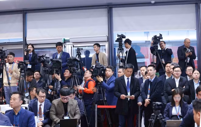 Представители пресс-органов участвуют в пресс-конференции. (Фото: ВИА)