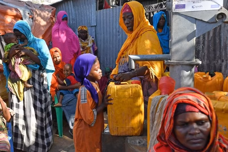 Девочка набирает воду в лагере внутренне перемещенных лиц (ВПЛ) в Могадишо, столице Сомали, 2017 год. (Фото: Xinhuanet)