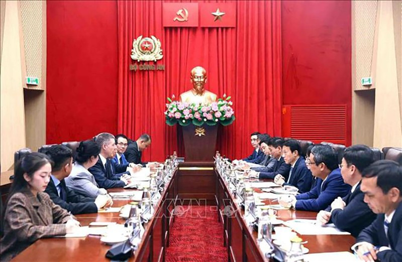 Генерал армии Лыонг Там Куанг принимает господина Керри Персона. (Фото: ВИА)