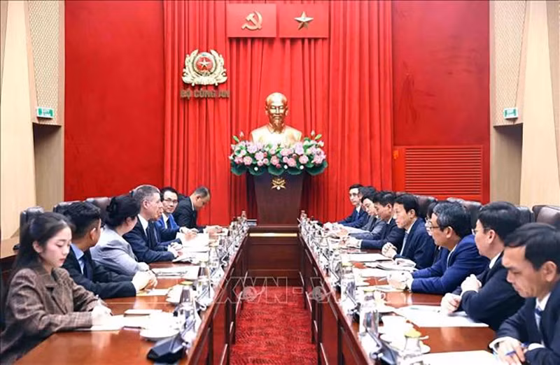 Генерал армии Лыонг Там Куанг принимает господина Керри Персона. (Фото: ВИА)