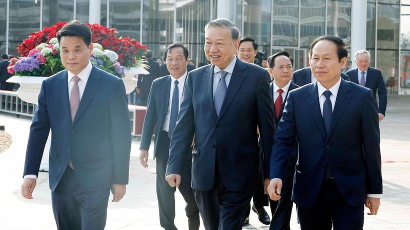 Генеральный секретарь ЦК КПВ То Лам прибывает на рабочую встречу. (Фото: ВИА)