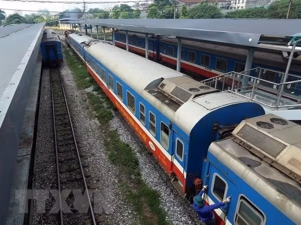 Vietnam Railways запустит дополнительные пассажирские поезда и включит дополнительные вагоны в составы действующих рейсов для удовлетворения растущего спроса на поездки в период четырёхдневных новогодних праздников 2026 года с 1 по 4 января. (Фото: ВИА)