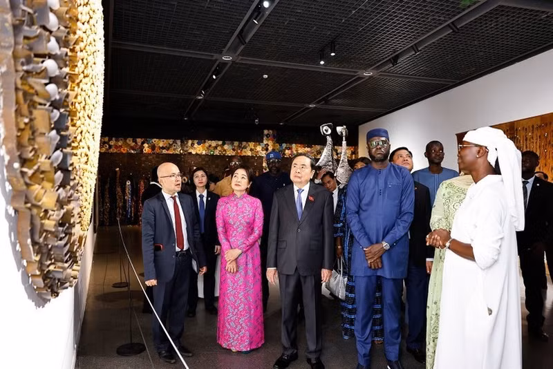 Председатель Национального собрания Чан Тхань Ман, его супруга Нгуен Тхи Тхань Нга и высокопоставленная вьетнамская делегация осматривают Музей африканских цивилизаций в Дакаре утром 24 июля (по местному времени). (Фото: ВИA)