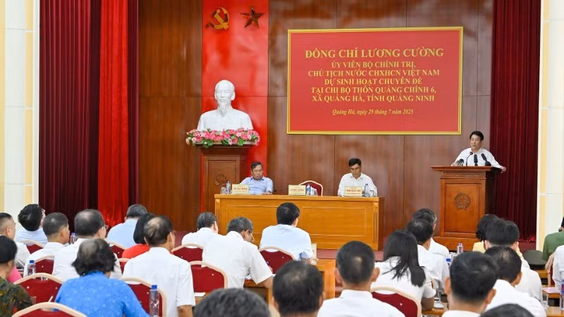 Президент Лыонг Кыонг принимает участие в тематическом мероприятии в партячейке деревни Куангтьинь 6.