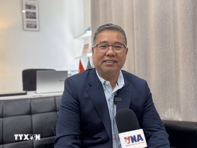 Гари Тхань Нгуен, председатель Клуба предпринимателей и патриотов Вьетнама в агломерации Вашингтона, один из представителей вьетнамской диаспоры в США, удостоенный чести принять участие в торжестве по случаю 80-летия Национального дня Вьетнама в столице Ханое, даёт интервью ВИА. (Фото: ВИА)