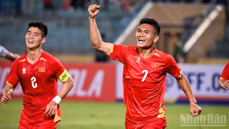 Суан Мань празднует второй гол. (Фото: Тхань Дат)