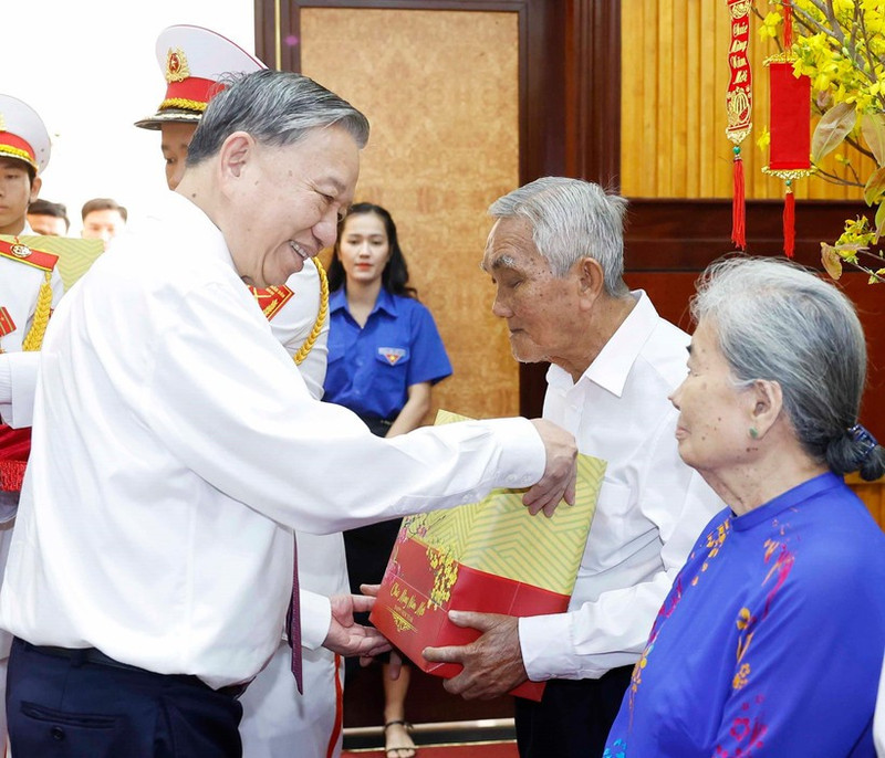 Генеральный секретарь То Лам вручил подарки семьям, пользующимся государственной поддержкой, и лицам, имеющим выдающиеся заслуги перед революцией. (Фото: ВИА)