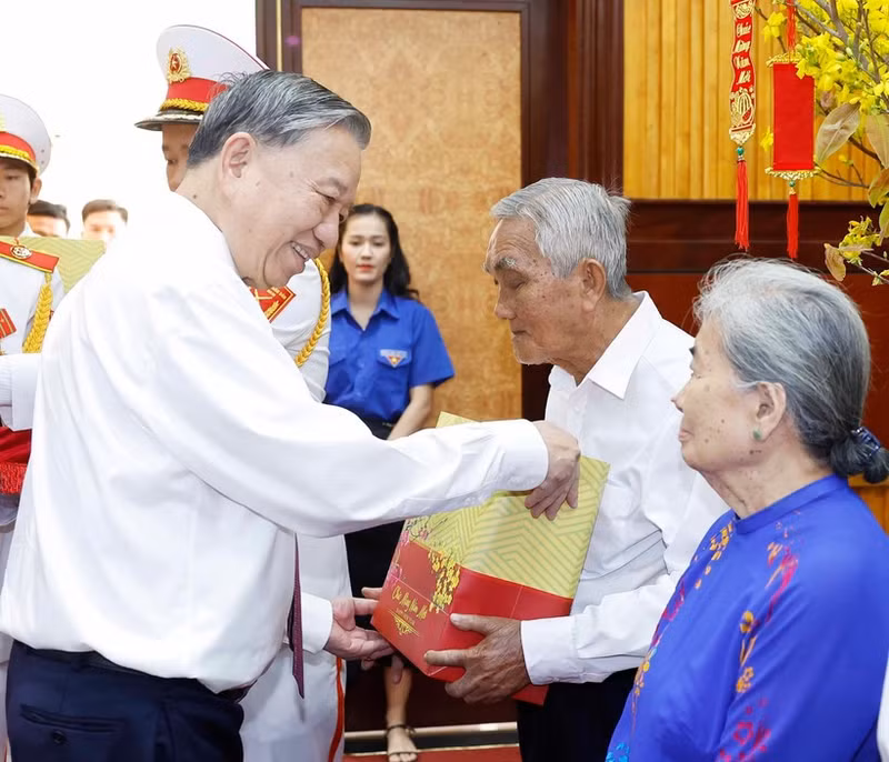 Генеральный секретарь То Лам вручил подарки семьям, пользующимся государственной поддержкой, и лицам, имеющим выдающиеся заслуги перед революцией. (Фото: ВИА)