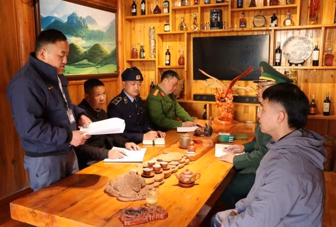 Группа по управлению, сохранению и развитию туристической деревни в Лунгку проводит разъяснительную работу среди хозяйствующих субъектов на территории коммуны. (Фото: ВИА)