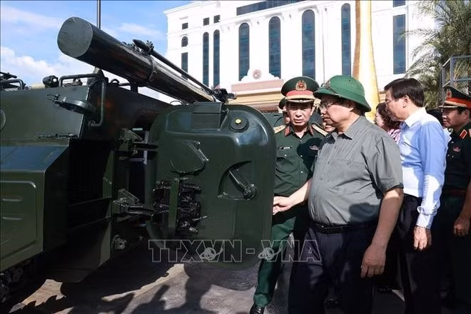 Премьер-министр Фам Минь Тьинь знакомится с продукцией оборонной промышленности. (Фото: ВИА)