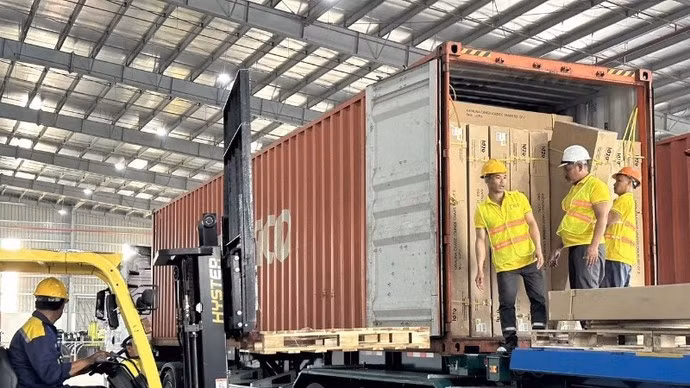 Погрузочно-разгрузочные работы в порту Каймеп-Тхивай.