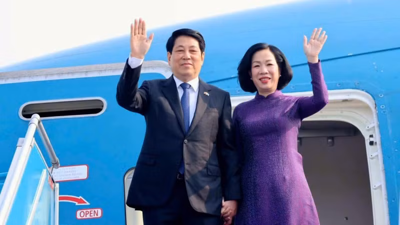 Президент Вьетнама Лыонг Кыонг с супругой и высокопоставленная делегация Вьетнама вылетели из Ханоя для участия в общих прениях высокого уровня Генеральной Ассамблеи ООН и проведения ряда двусторонних мероприятий в США.